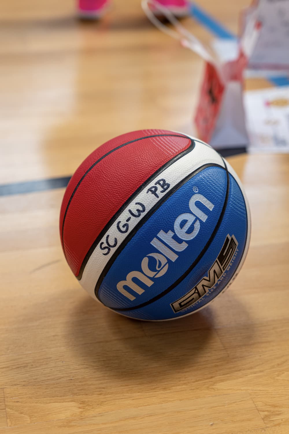 Basketball auf dem Holzboden