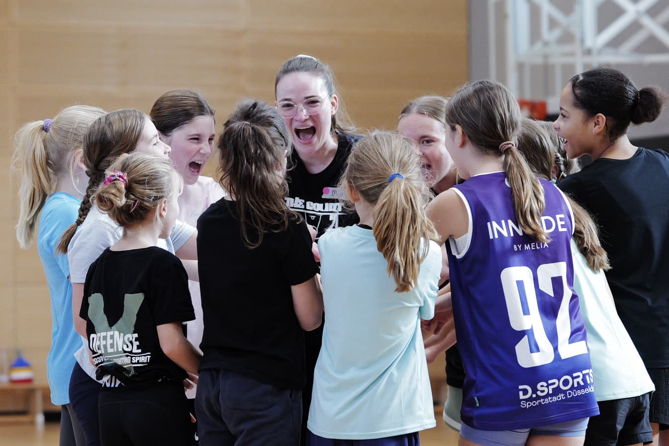 Kinder jubeln gemeinsam mit ihrer Trainerin beim GirlsCamp