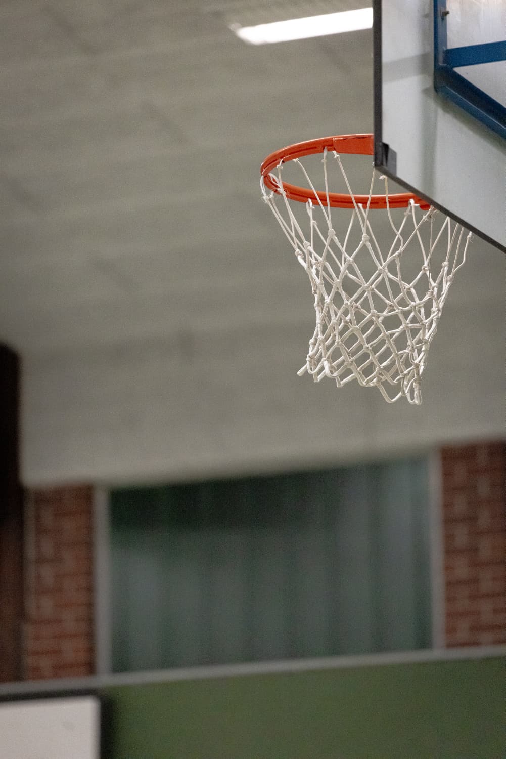 Basketballkorb mit weißem Netz