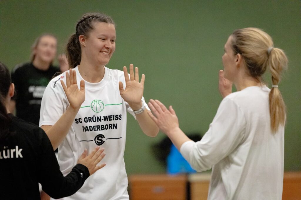 Spielerinnen klatschen sich ab