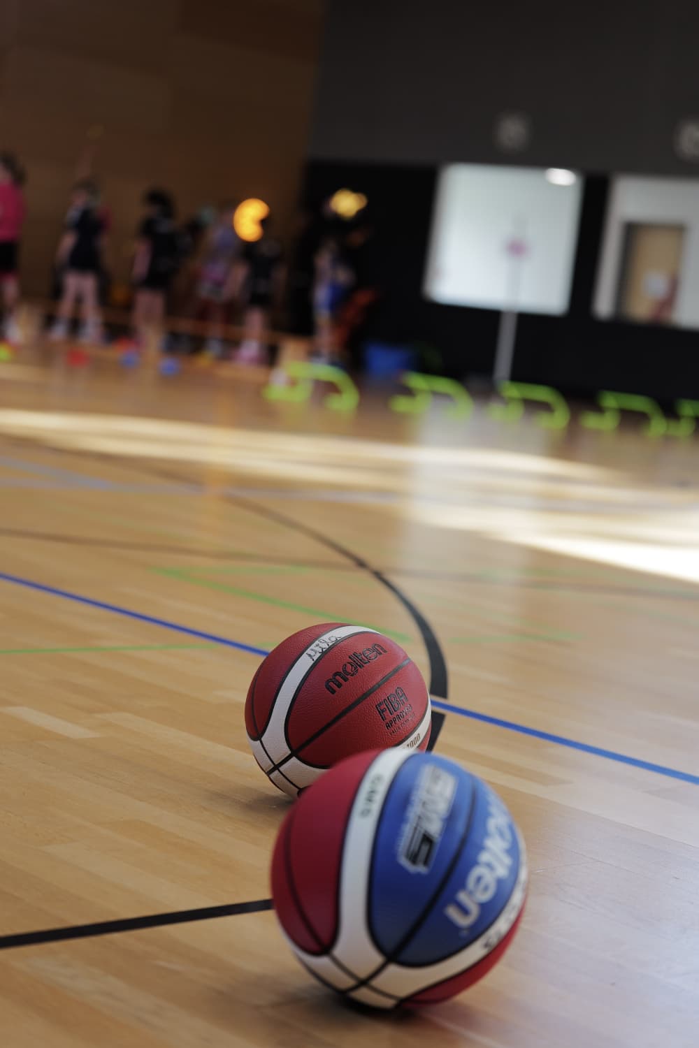 Zwei Basketbälle