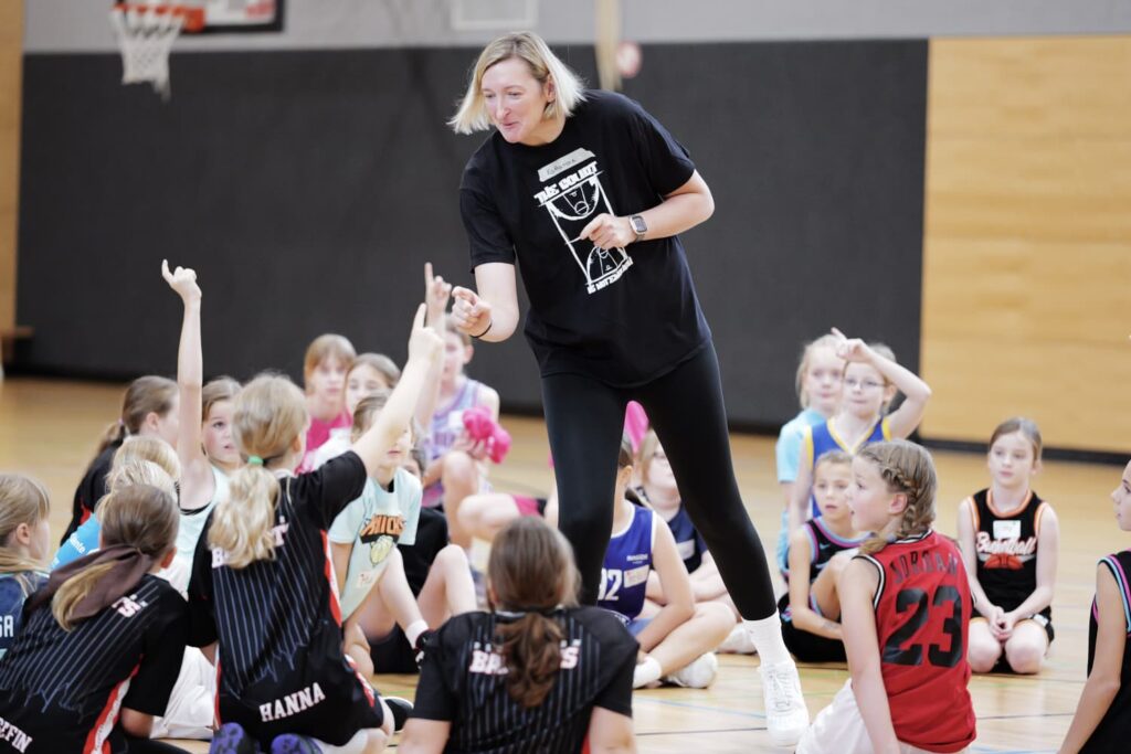 Trainerin mit Mädchen beim GirlsCamp