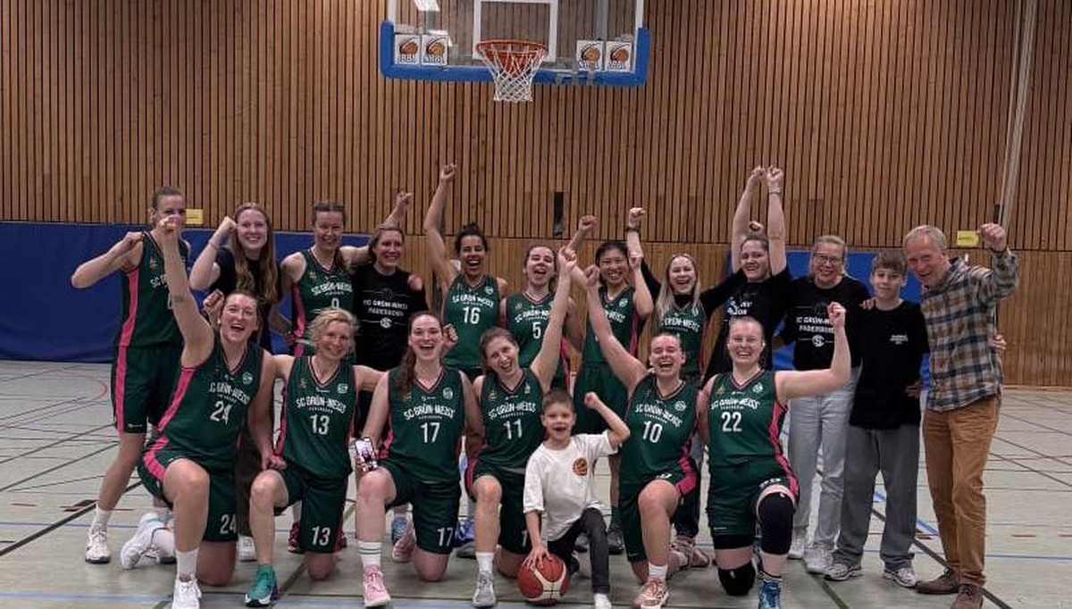 Die Damen jubeln gemeinsam in der Halle