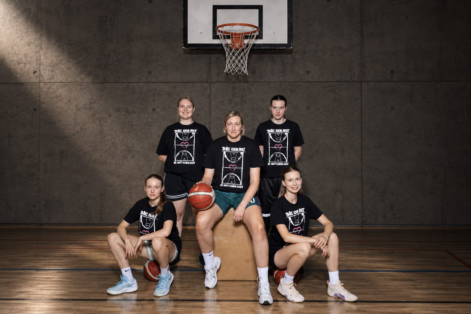 Fünf Spielerinnen in schwarzen Shirts im Teamfoto