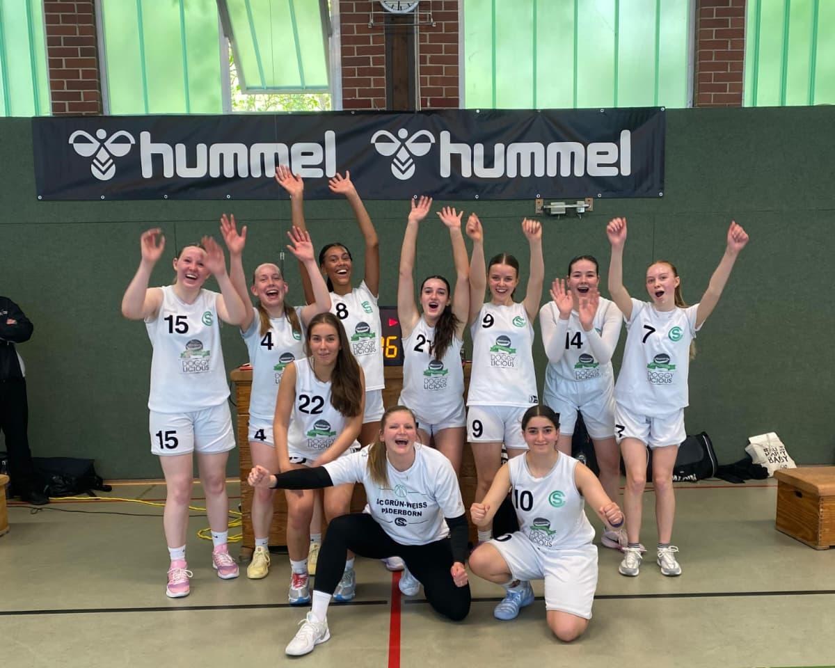 Die U18w jubelt im Teamfoto